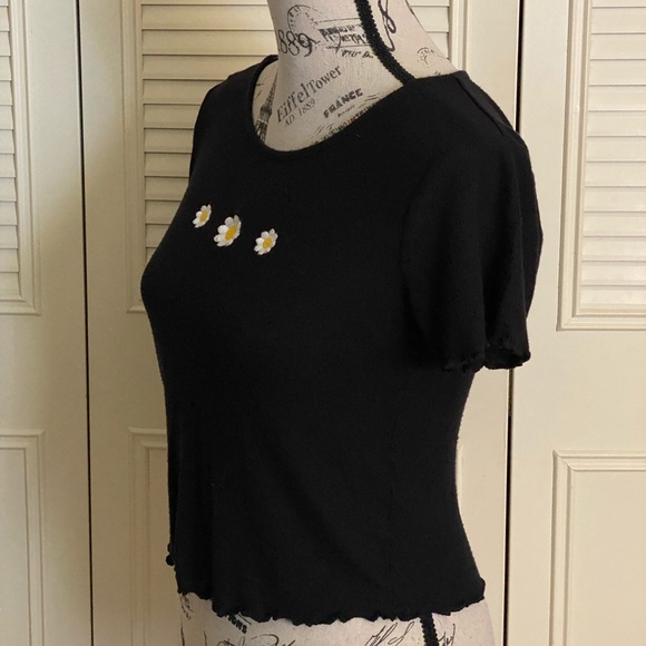 Wild Fable black baby tee daisy flower floral embroidery scallop lettuce hems - Picture 7 of 12